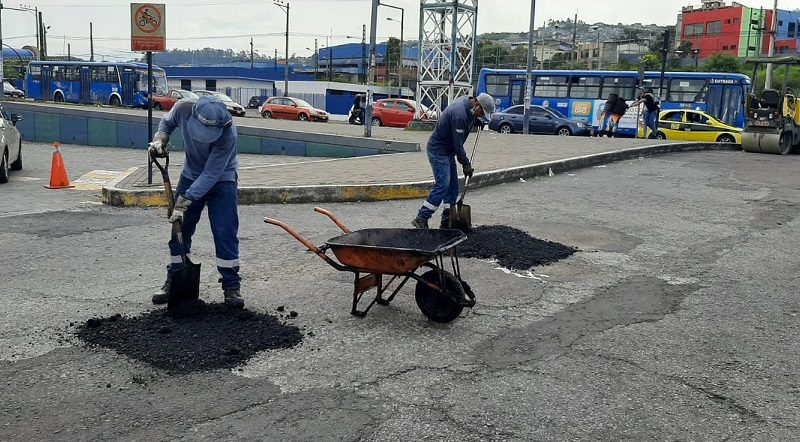 Mientras se ejecutan estas acciones se continúa con el Plan de Rehabilitación Vial en otras zonas de la capital. Foto: Obras Quito