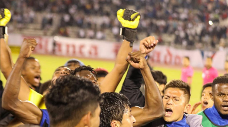 Jugadores del Imbabura SC festejan la clasificación a los cuartos de final de la Copa Ecuador. Foto: Twitter @CopaEcuador