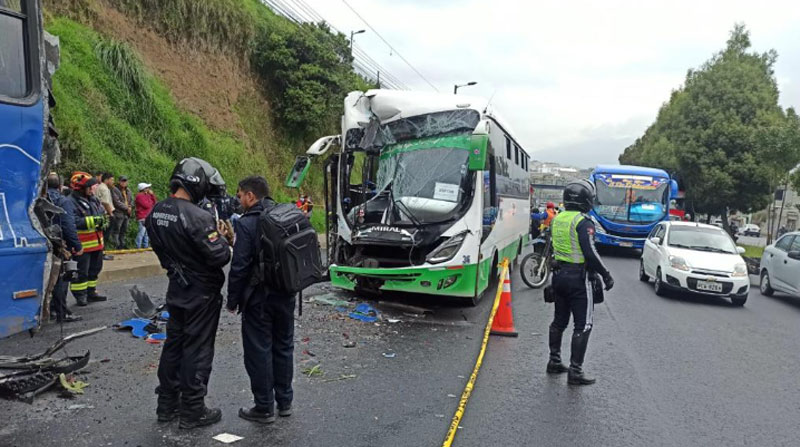 El impacto entre los buses se registró a la altura del sector de La Argelia, sur de Quito. Foto: Armando Lara para EL COMERCIO