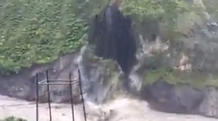 El momento en que se desprende parte de una montaña en la vía Baños- Puyo quedó registrado en video. Foto: Captura de pantalla.