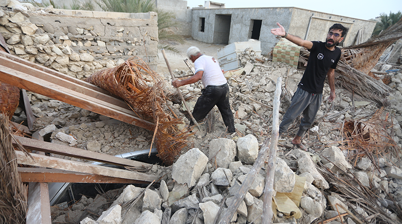 Dos hombres se paran entre los escombros de su casa después de un fuerte terremoto, en la aldea de Sayeh Khosh, provincia de Hormozgan, sur de Irán, el 2 de julio de 2022. Foto: EFE