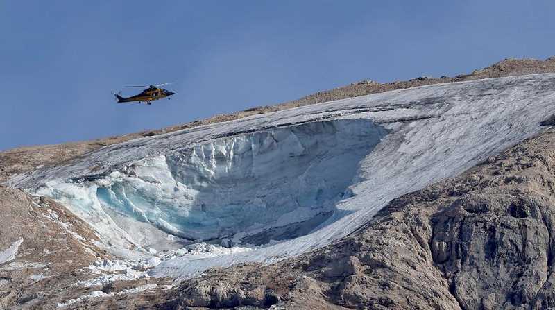 La tragedia se produjo el pasado domingo en los montes alpinos Dolomitas, cuando una porción del glaciar de la Marmolada, se desprendió montaña abajo arrollando todo lo que encontraba a su paso. Foto: EFE