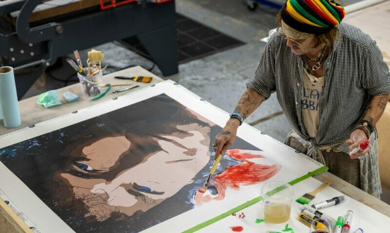 El actor Johnny Depp realizo un conjunto de cuatro pinturas donde retrato a sus 'Amigos y heroés'. Foto: Twitter @CastleGalleries