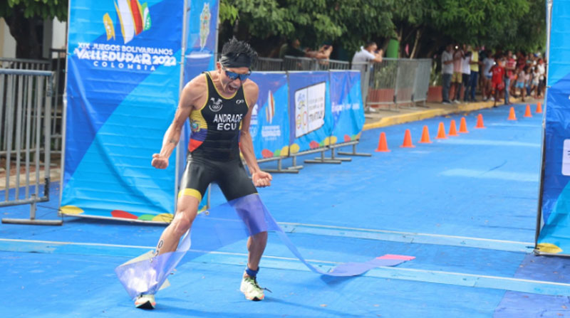 Juan José Andrade festeja al ganar en el triatlón de Juegos Bolivarianos. Foto: Twitter Comité Olímpico Ecuatoriano