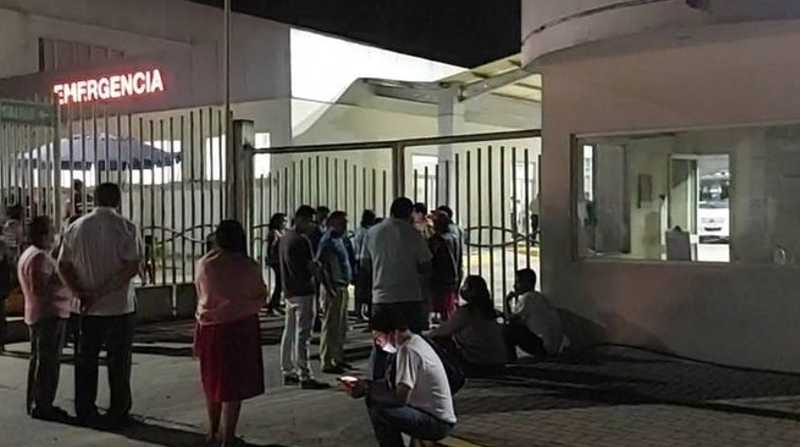 Feligreses del sacerdote Xavier Aguilar esperaron en el exterior del hospital, luego de que el religioso junto a una misionera tuvieron un siniestro de tránsito el pasado 2 de julio de 2022. Foto: Captura de video