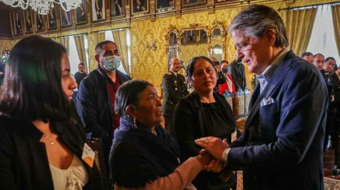 Familia del Sargento José Polivio Chimarro Quishpe recibió un reconocimiento por parte del presidente. Foto: Twitter @LassoGuillermo