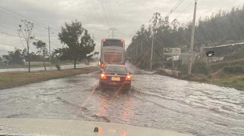 Las fuertes lluvias registradas este domingo provocaron la acumulación de agua en varias avenidas. Foto: EL COMERCIO