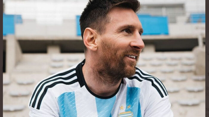 Lionel Messi con la nueva camiseta de Argentina. Foto: Twitter @Argentina