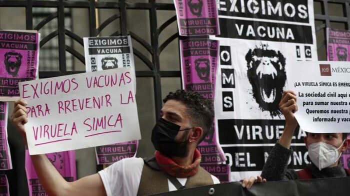 Un grupo de personas se manifiestan para exigir vacunas contra la viruela símica afuera de la Secretaría de Salud. Foto: EFE/José Méndez