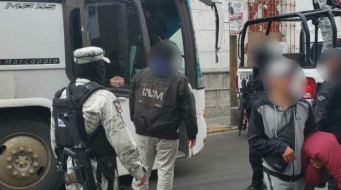 Los agentes federales en México ubicaron en Puebla a dos buses que transportaban a personas migrantes. Foto: Cortesía @INAMI_mx