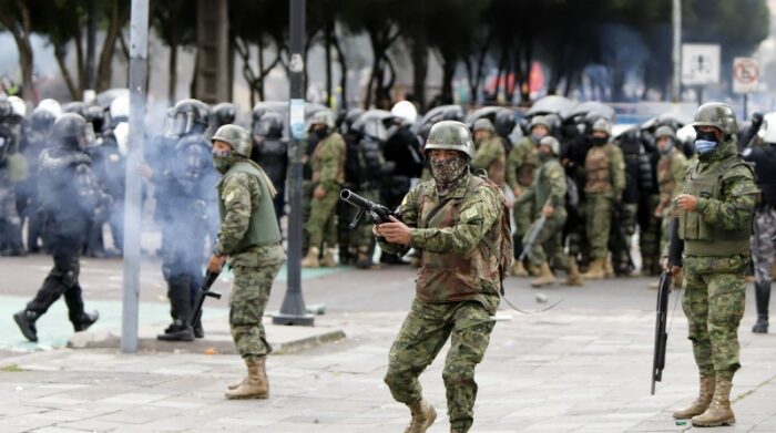 Militares y policías en el control a una manifestación en el sector del puente de El Guambra, en las protestas del movimiento indígena en junio. Foto: Patricio Terán / El Comercio