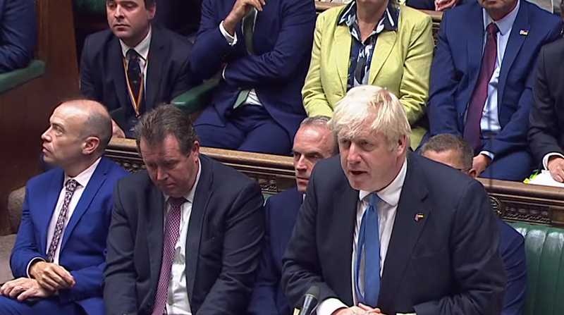 El primer ministro británico, Boris Johnson, al despedirse sorprendió al parlamento. Foto: EFE