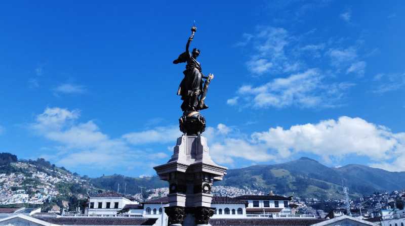 El monumento a la Libertad o Independencia fue diseñado en 1894 por Juan Bautista Minghetti. Foto: Twitter @PatrimonioQuito