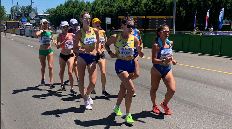 Glenda Morejón (der.) durante los 20 Km marcha del mundial de atletismo Oregon 22. Foto: Twitter @ECUADORolimpico