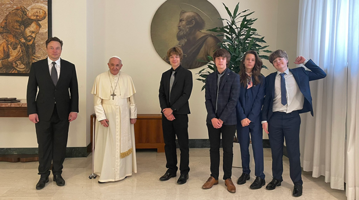 Musk junto al papa Francisco y cuatro de sus siete hijos. Foto: Twitter @elonmusk