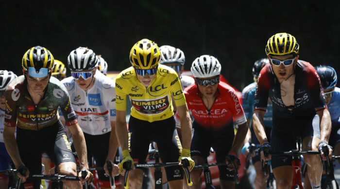 Los 'capos' del Tour de Francia en una imagen. Tadej Pogacar, Jonas Vingegaard, Nairo Quintana (segundo desde la derecha), Geraint Thomas (der.). Foto: EFE