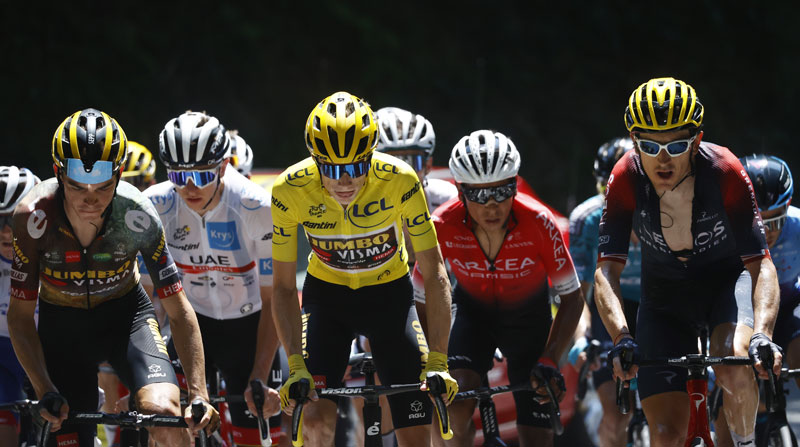Los 'capos' del Tour de Francia en una imagen. Tadej Pogacar, Jonas Vingegaard, Nairo Quintana (segundo desde la derecha), Geraint Thomas (der.). Foto: EFE