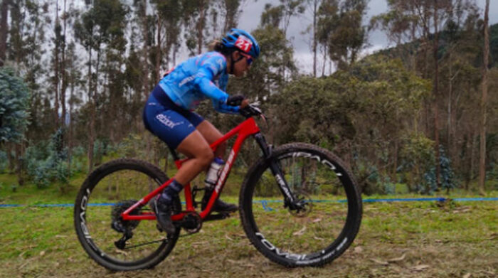 Miryam Núñez durante el nacional de ciclismo de montaña en Ecuador. Foto: Twitter @MiryamNuez2