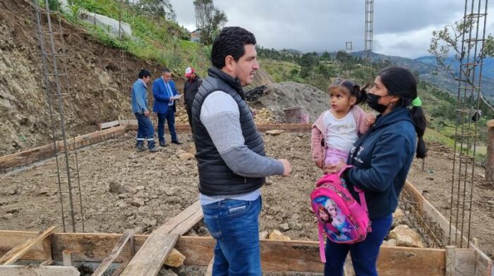 En dos meses, Norma Condo (derecha) recibirá su vivienda de interés social en Paute, Azuay. Foto: Lineida Castillo / EL COMERCIO