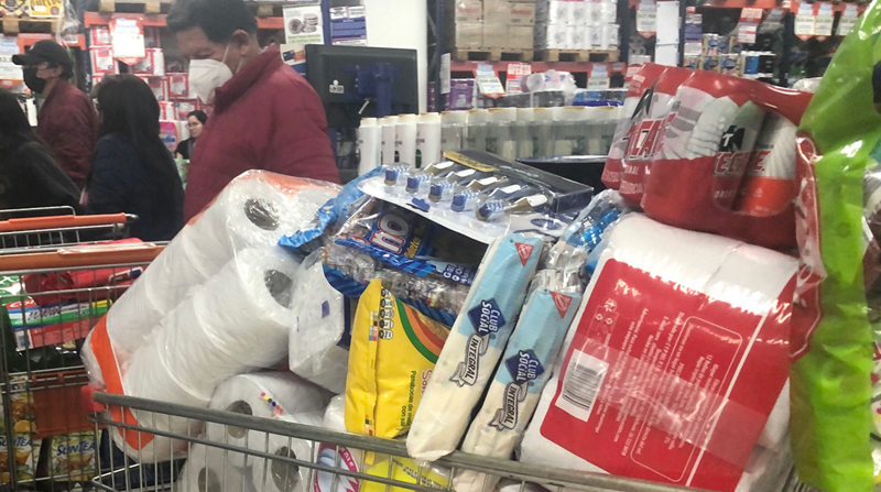 Los ecuatorianos buscan artículos de primera necesidad en los supermercados ubicados en territorio colombiano. Foto: Julio Estrella / EL COMERCIO