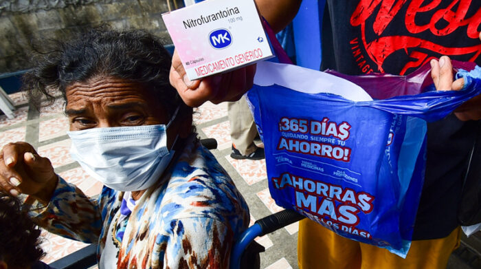 Las farmacias ubicadas alrededor del Hospital Guayaquil entregan medicamentos a los pacientes, como parte del plan Medicina Cerca del Gobierno. Foto: Enrique Pesantes / EL COMERCIO