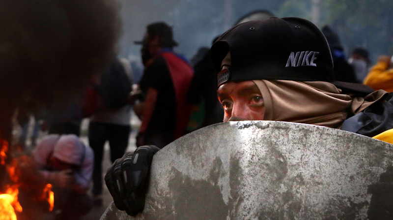 Manifestantes se enfrentaron a policías y militares durante las movilizaciones. Las protestas empezaron el 13 de junio y duraron 18 días. Foto: Carlos Noriega / EL COMERCIO
