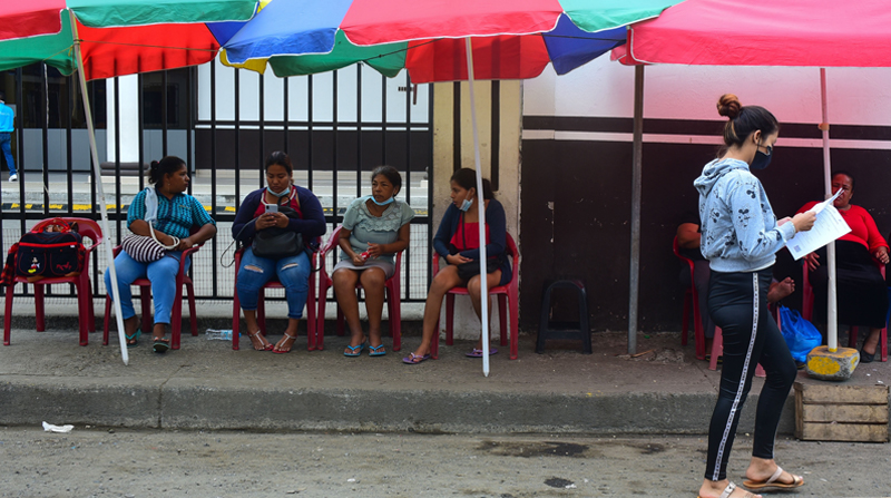 Varios familiares y pacientes esperan atención en los exteriores del área de Emergencia del hospital León Becerra, ubicado en Milagro. Foto: Enrique Pesantes / EL COMERCIO