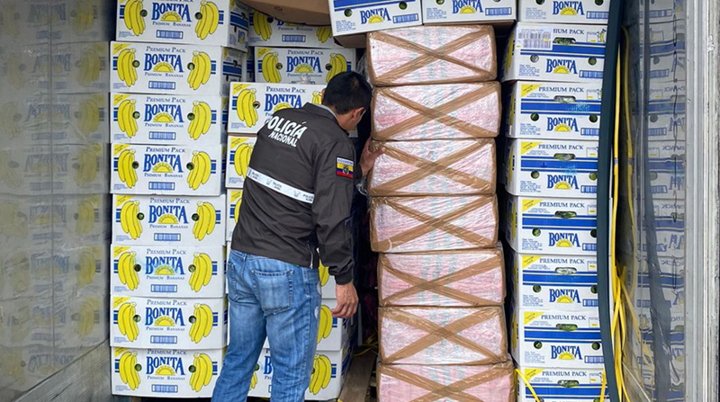 La Policía Nacional encontró un cargamento de cocaína escondido entre cajas de banano que tenían como destino Holanda. Foto: EL COMERCIO