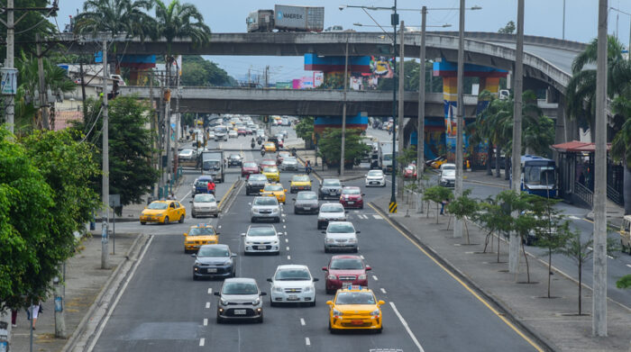 Una toma de la avenida 25 de Julio, en el sur de Guayaquil. Tiene un ancho de 60 metros, aprox. Foto: EL COMERCIO