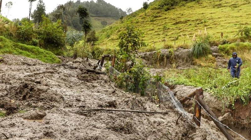 La Prefectura del Cañar atendió en el sector de Colepato un aluvión y varios deslizamientos de tierra en esta semana. Foto: Cortesía Prefectura Cañar