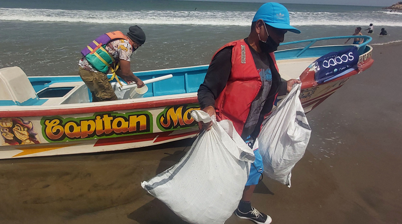 Los pescadores de Playas se han comprometido con la recolección de basura, para mantener limpio el mar. Foto: Juan Carlos Holguín / EL COMERCIO