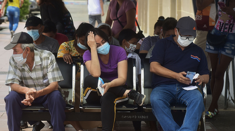 El Hospital Bicentenario, en Guayaquil, reporta un incremento de pacientes con síntomas respiratorios. La urbe ha tenido días muy fríos. Foto: Enrique Pesantes / EL COMERCIO