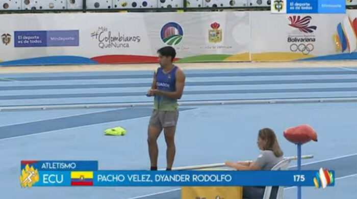 Dyander Pacho ganó la medalla de oro en salto con pértiga en Valledupar 2022. Foto: Twitter @DeporteEc