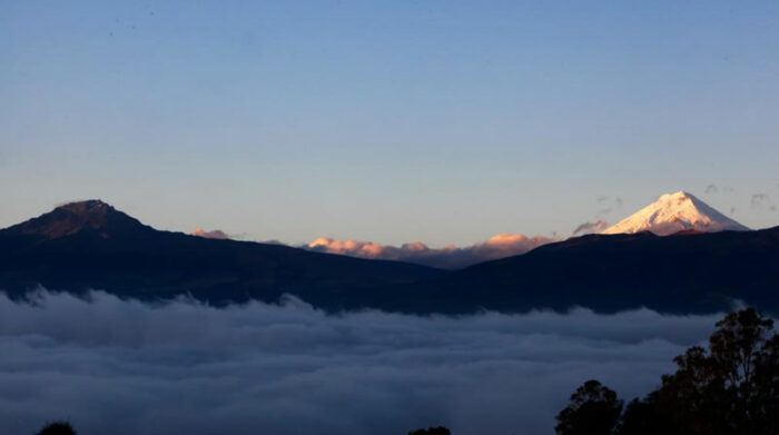 Imagen del volcán Cotopaxi desde la autopista General Rumiñahui. Una capa de nubes cubre el valle de Los Chillos. Foto: Patricio Terán/ EL COMERCIO