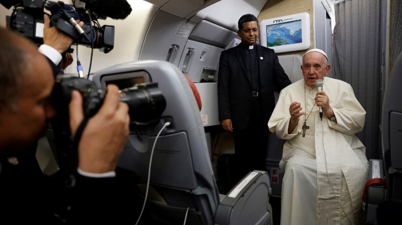 El papa Francisco abordó en varias ocasiones durante la rueda de prensa su posible renuncia, así como sus limitaciones físicas, debido a que tiene que moverse en una silla de ruedas por su problema en la rodilla. Foto: EFE