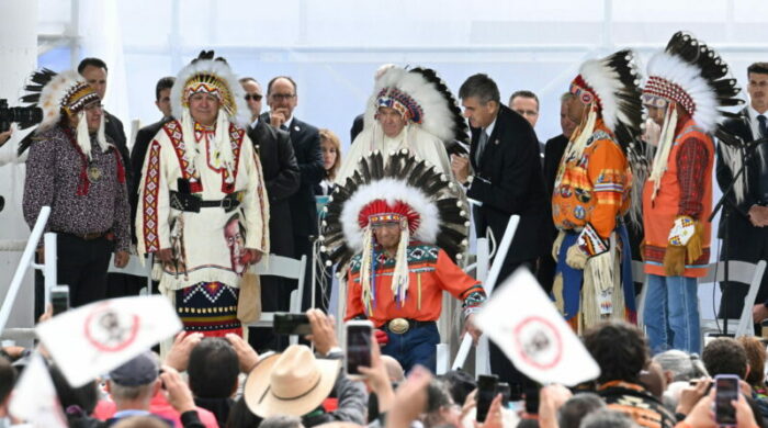 El papa Francisco se reunió con las comunidades indígenas de la comunidad de Maskwacis, Canadá, para pedir perdón en nombre de la Iglesia Católica. Foto: Agencia EFE.