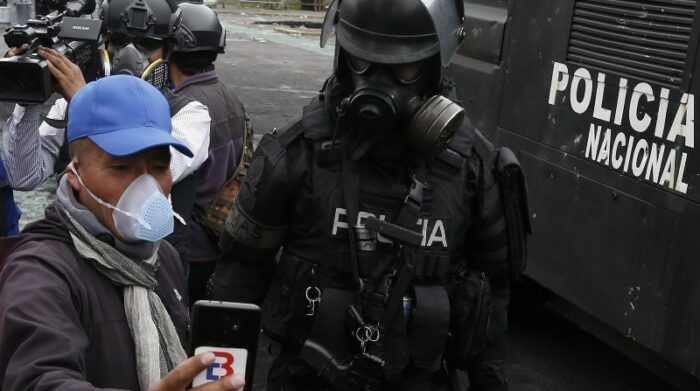 Un manifestante se toma una ‘selfie’ junto a un policía, antes de que se inicien las marchas. Foto: Diego Pallero / El Comercio