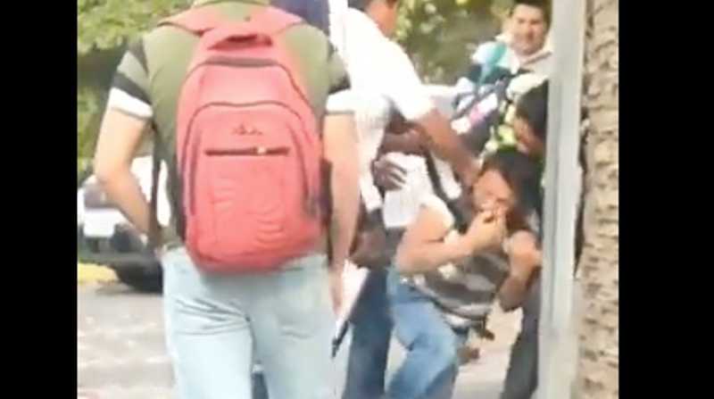 Usuarios de las redes sociales grabaron el momento de la pelea en Cumbayá. Foto: Captura de video