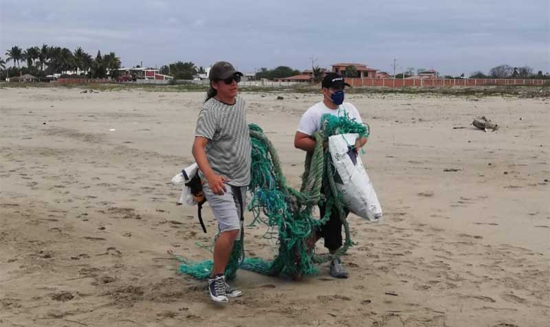 Media tonelada de cabos de pesca pueden recogerse en solo tres horas, en un tramo de la vía Playas-Data. Las mingas son en todo el sector costero. Foto: cortesía Colectivo Cabos
