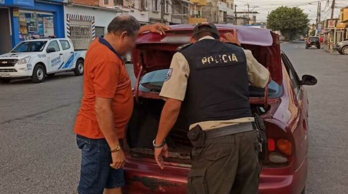 Imagen referencial. La Policía Nacional ejecuta operativos de registros a personas y vehículos de manera regular en Guayaquil. Foto: Twitter @PoliciaEcuador