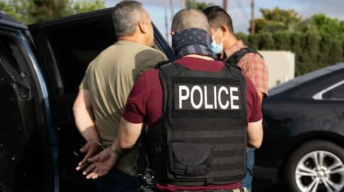 Una organización civil denuncia el uso de los datos y la información que proporcionan los celulares para localizar inmigrantes. Foto: Internet