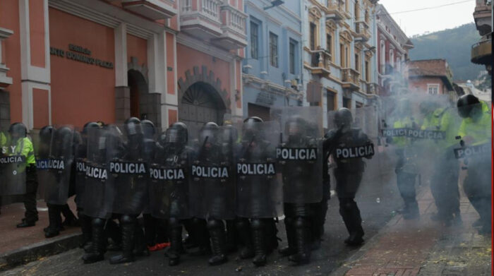 Antimotines de la Policía Nacional avanzan en medio de enfrentamientos con manifestantes. Foto: Diego Pallero / EL COMERCIO