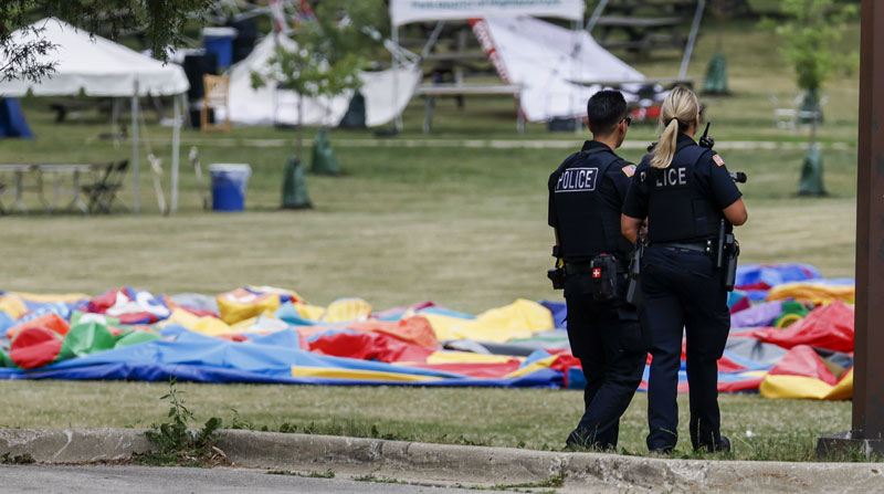 Agentes de Policía inspeccionan Highland Park, en búsqueda del autor de un tiroteo que dejó fallecidos en ese punto del estado de Illinois, EE.UU. Foto: EFE
