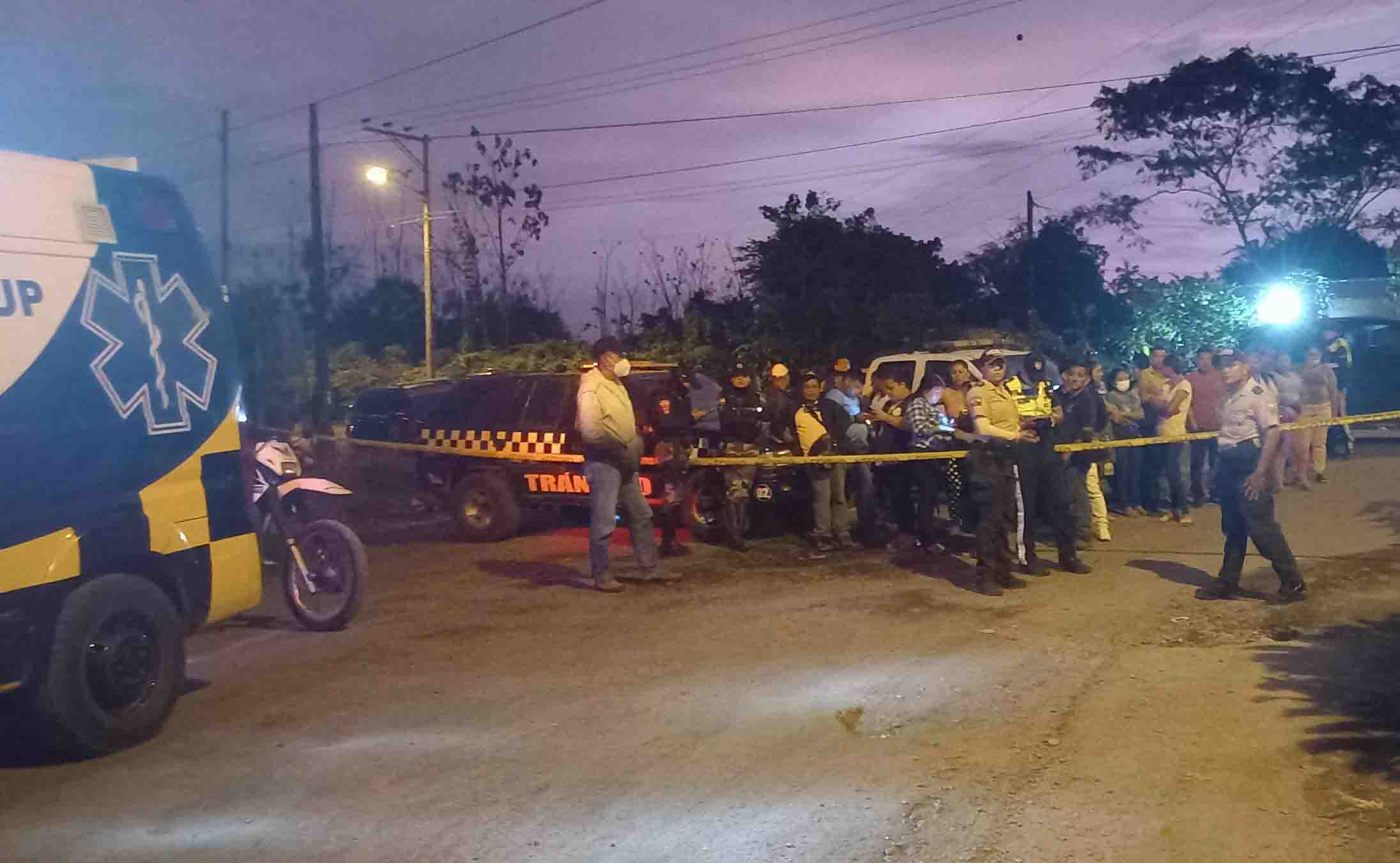 Familiares de los reos aguardan en los exteriores de la cárcel de Santo Domingo para recibir noticas de sus seres queridos. Foto: EL COMERCIO.