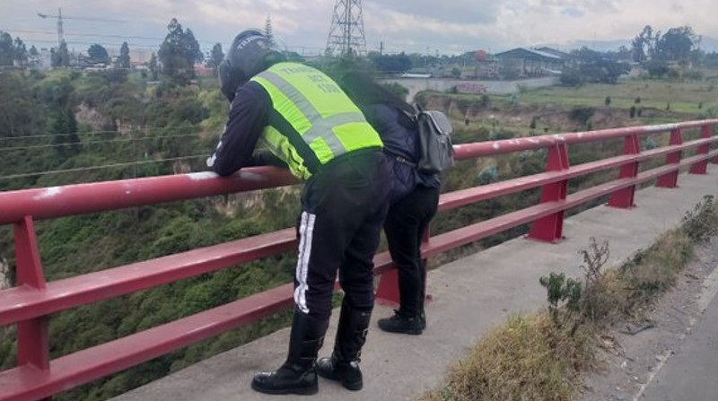 En Quito, agentes de tránsito han frustrado intentos de suicidio en puentes como el del río Chiche. Foto: Twitter @AMT_Quito.
