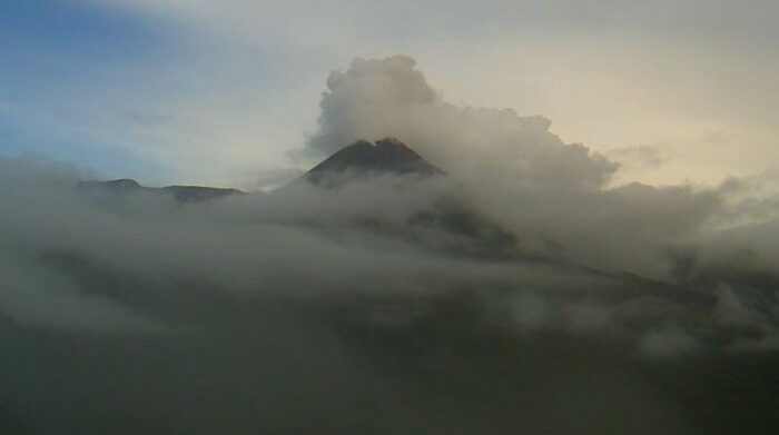 Volcán El Reventador capturado por las cámaras del Instituto Geofísico del Ecuador. Foto: Instituto Geofísico Ecuador