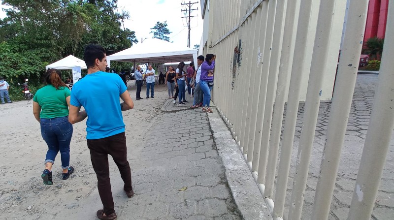 En las afueras del Centro Forense Tsáchila, familiares de las víctimas esperan información de los expertos en criminalística. Foto: EL COMERCIO
