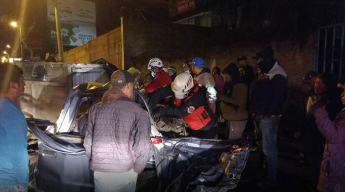 Los Bomberos Mejía removieron parte de la cabina para extraer a las víctimas. El siniestro alarmó a los residentes de la zona. Foto: Facebook Bomberos Mejía