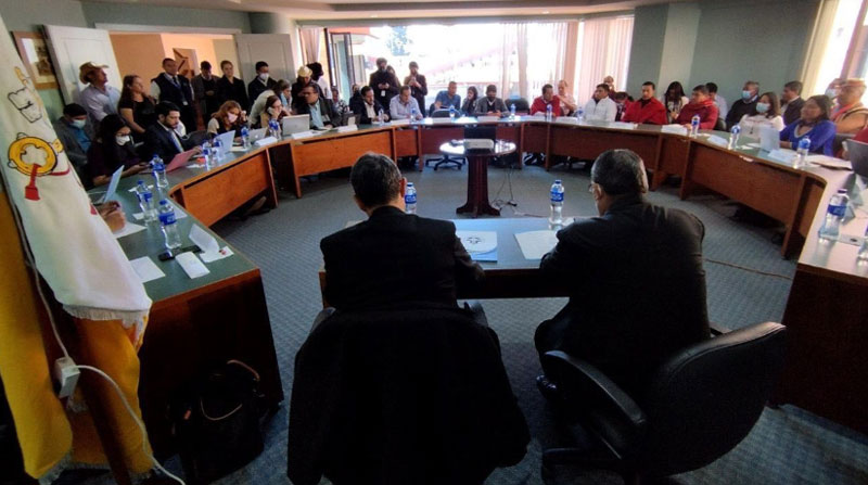 La reunión entre el Gobierno y la Conaie se instaló en la primera mesa técnica este 7 de julio de 2022 en la Conferencia Episcopal Ecuatoriana. Foto: Twitter Ministerio de Gobierno