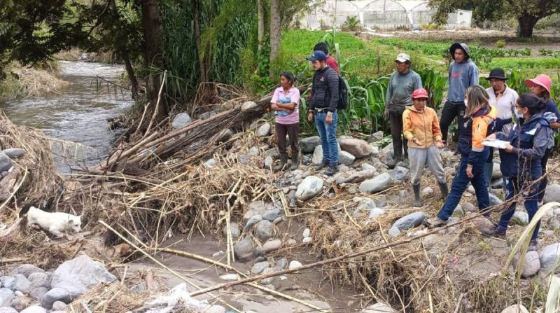 El desbordamiento del río Ambato causó estragos en la población. Técnicos de riesgo realizan un censo en toda la zona. Foto: Cortesía
